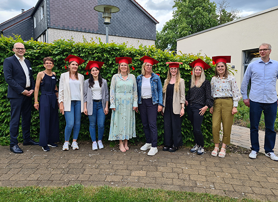 Menschengruppe mit roten Absoltenvenhten - Abschluss der Absolventinnen und Absolventen des Master Studiengangs Berufspdagogik Pflege am 17.05.2025