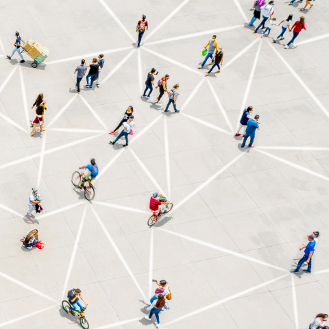 Menschen in ihrer Vielfalt gehen ber einen groen Platz in einer Grostadt