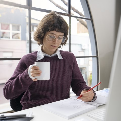 Teilnehmerin an einem Laptop